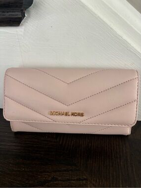 MICHAEL KORS Pale Pink Quilted Leather Wallet with Gold Logo